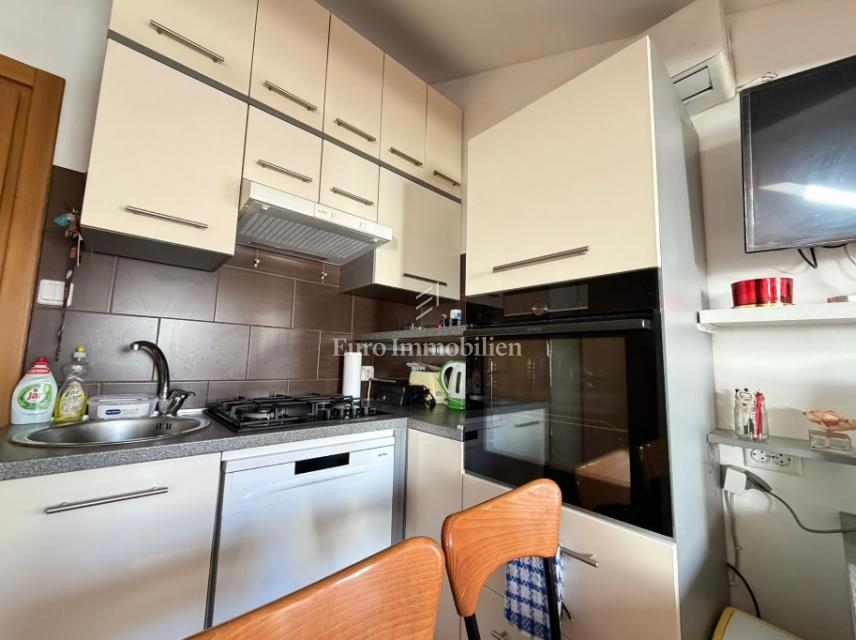 Novalja - 2 appartamenti in edificio con cortile in comune