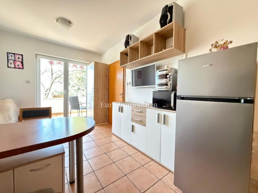 Novalja - 2 appartamenti in edificio con cortile in comune