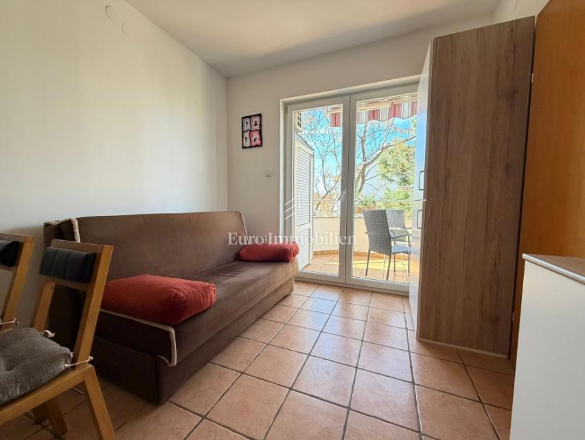 Novalja - 2 appartamenti in edificio con cortile in comune