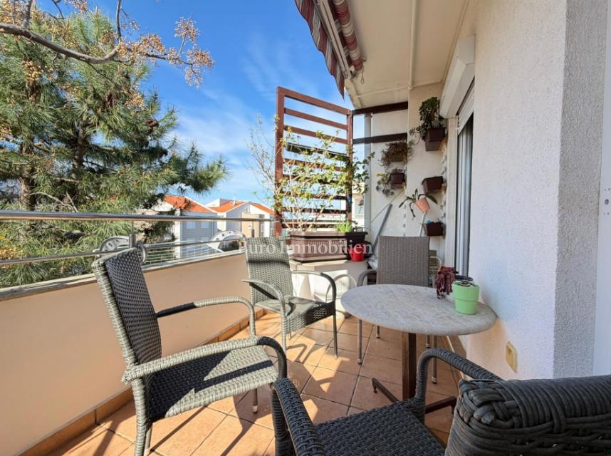 Novalja - 2 appartamenti in edificio con cortile in comune