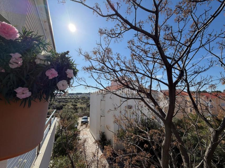 Novalja - 2 appartamenti in edificio con cortile in comune