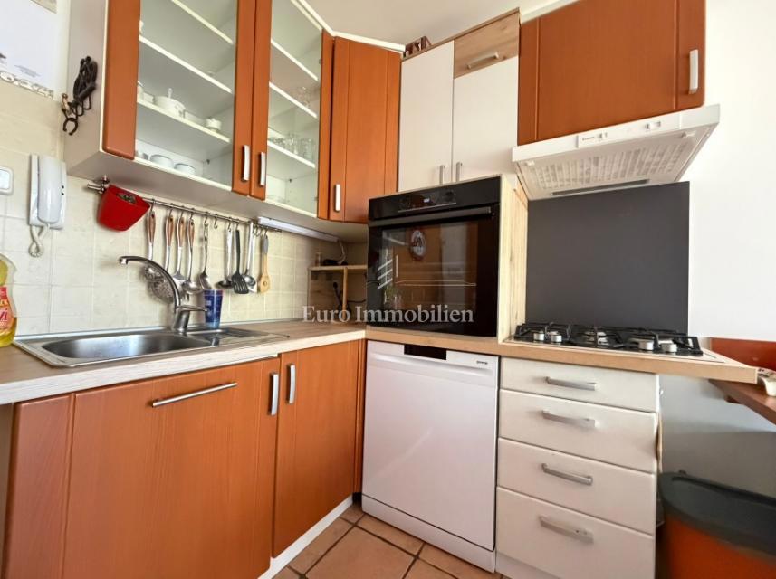 Novalja - 2 appartamenti in edificio con cortile in comune