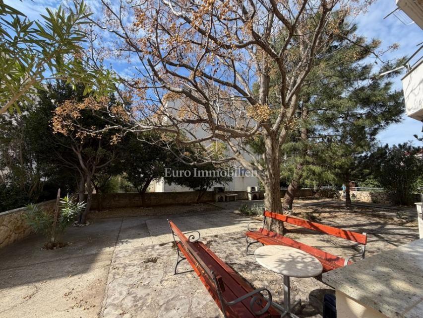 Novalja - 2 appartamenti in edificio con cortile in comune