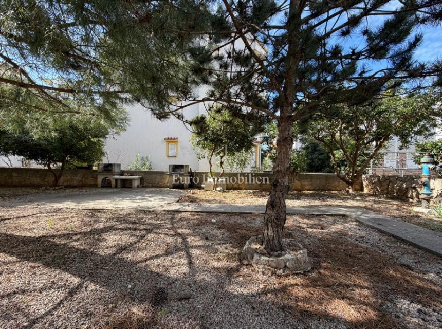 Novalja - 2 appartamenti in edificio con cortile in comune