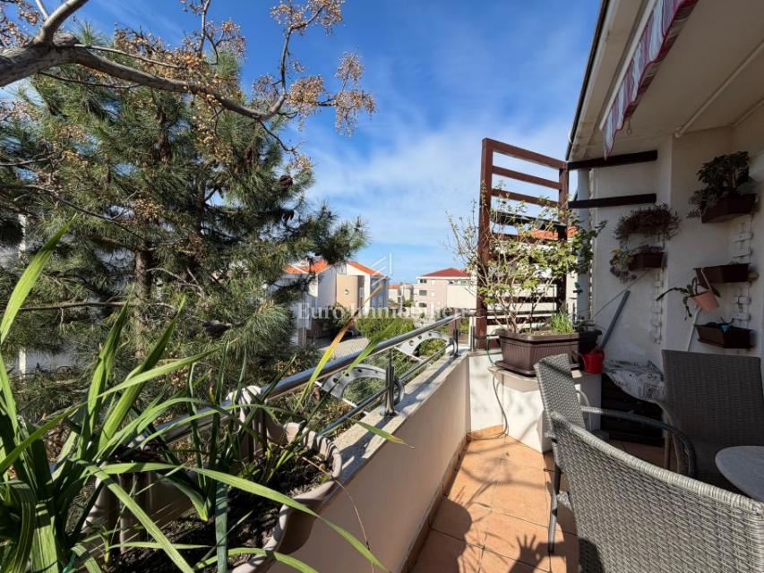 Novalja - 2 appartamenti in edificio con cortile in comune