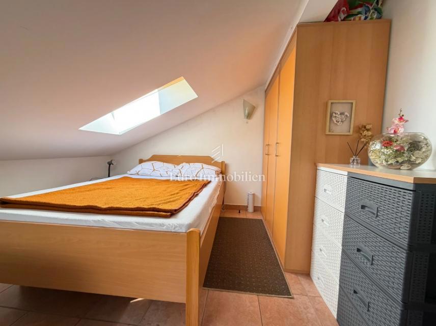 Novalja - 2 appartamenti in edificio con cortile in comune