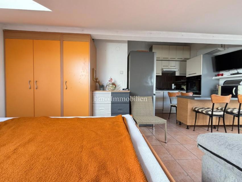 Novalja - 2 appartamenti in edificio con cortile in comune