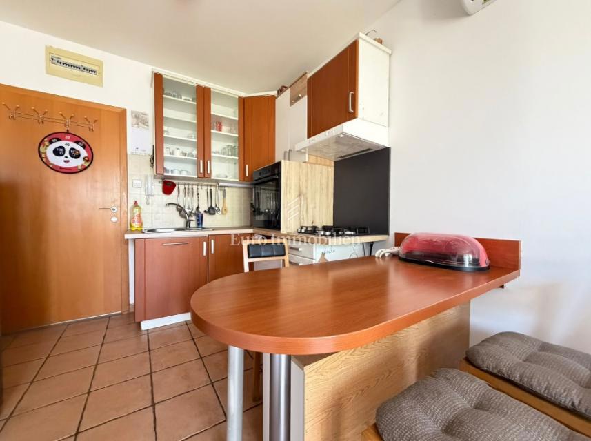 Novalja - 2 appartamenti in edificio con cortile in comune