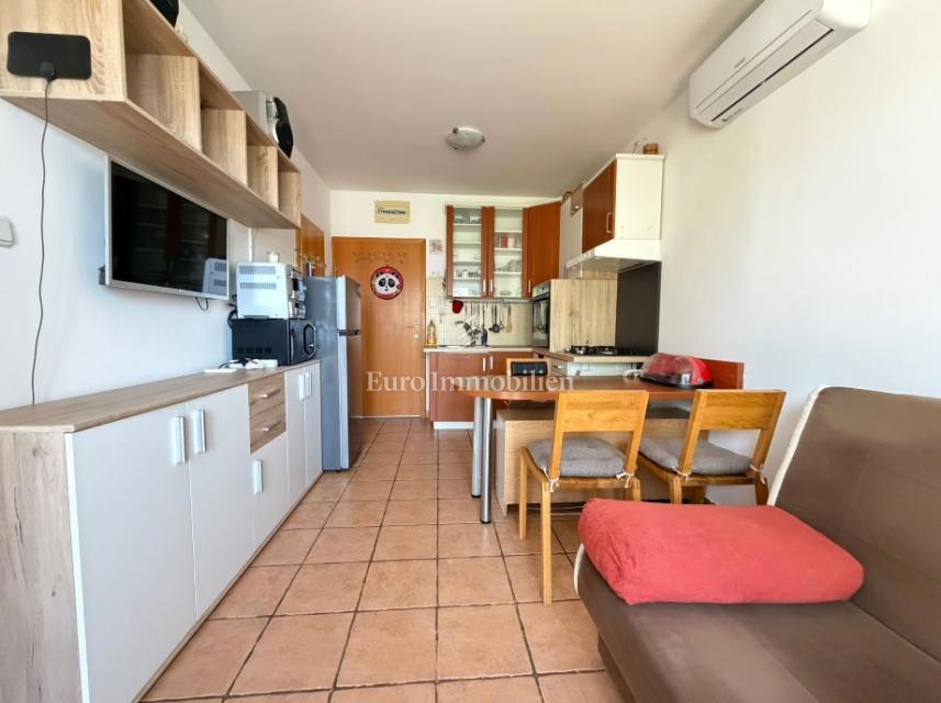 Novalja - 2 appartamenti in edificio con cortile in comune