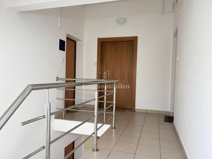 Novalja - 2 appartamenti in edificio con cortile in comune