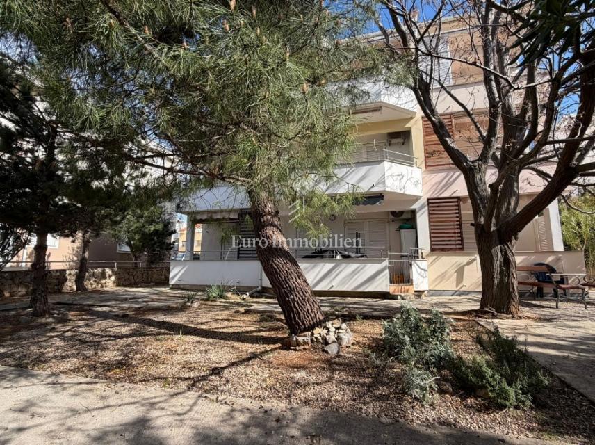 Novalja - 2 appartamenti in edificio con cortile in comune