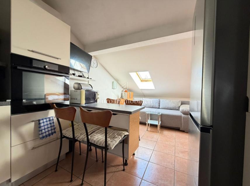 Novalja - 2 appartamenti in edificio con cortile in comune