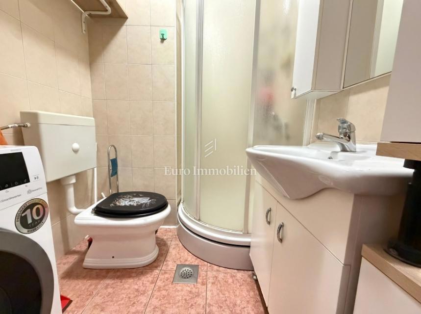 Novalja - 2 appartamenti in edificio con cortile in comune