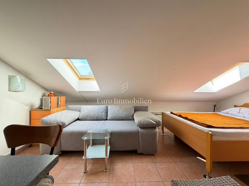 Novalja - 2 appartamenti in edificio con cortile in comune