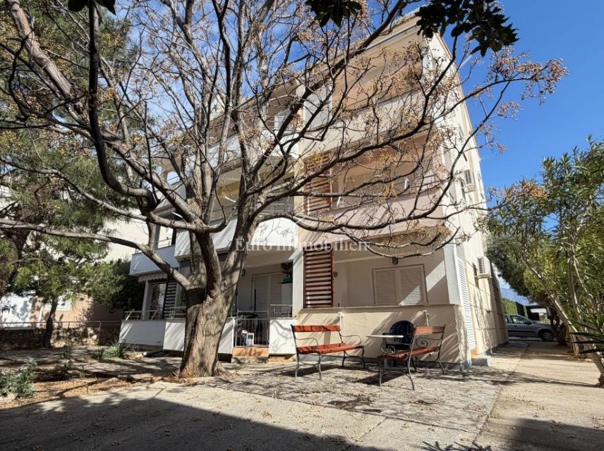 Novalja - 2 appartamenti in edificio con cortile in comune