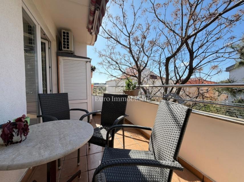 Novalja - 2 appartamenti in edificio con cortile in comune