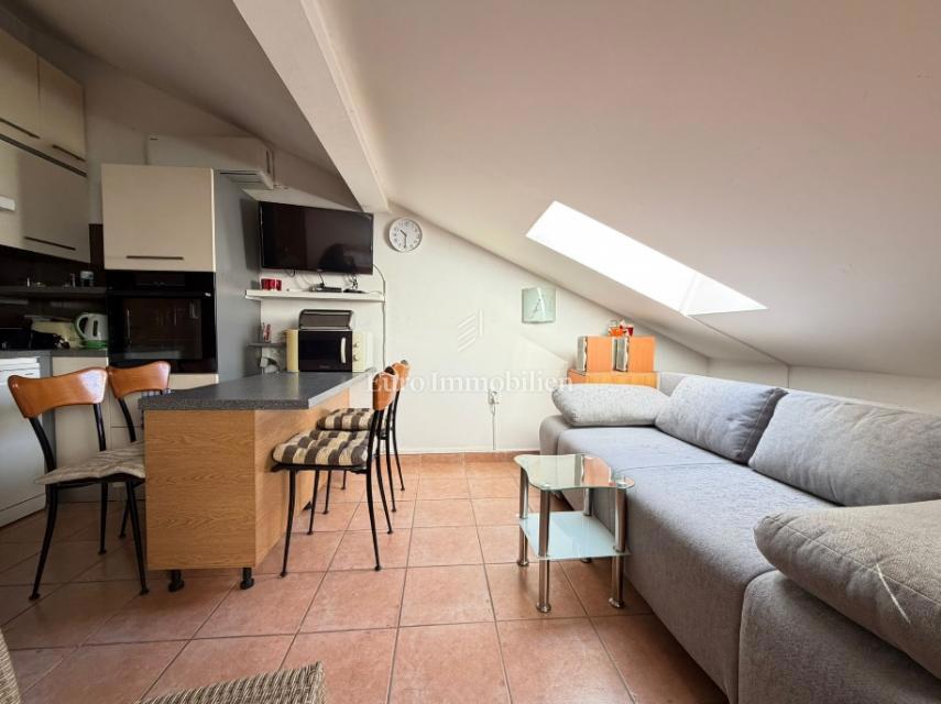 Novalja - 2 appartamenti in edificio con cortile in comune