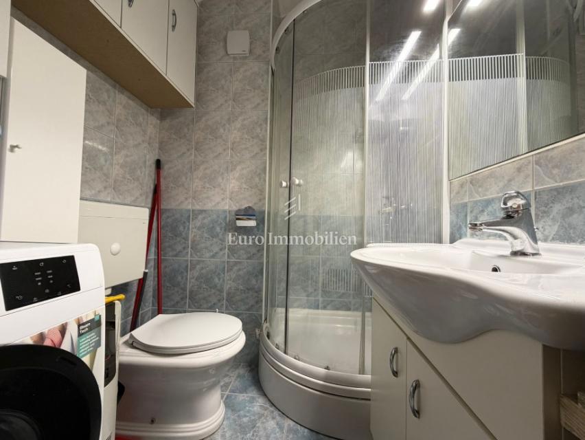 Novalja - 2 appartamenti in edificio con cortile in comune