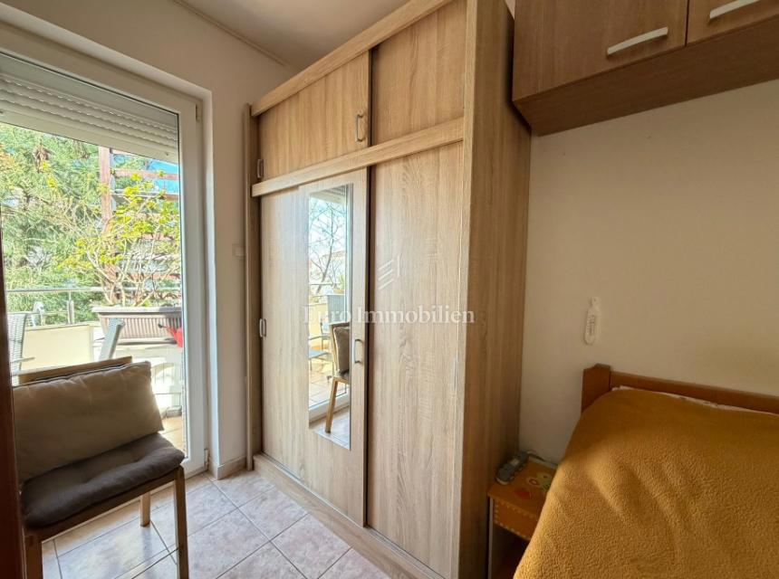 Novalja - 2 appartamenti in edificio con cortile in comune