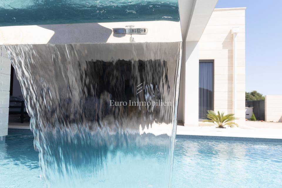 Villa moderna con piscina, a 150 m dal mare - Zaton, Nin