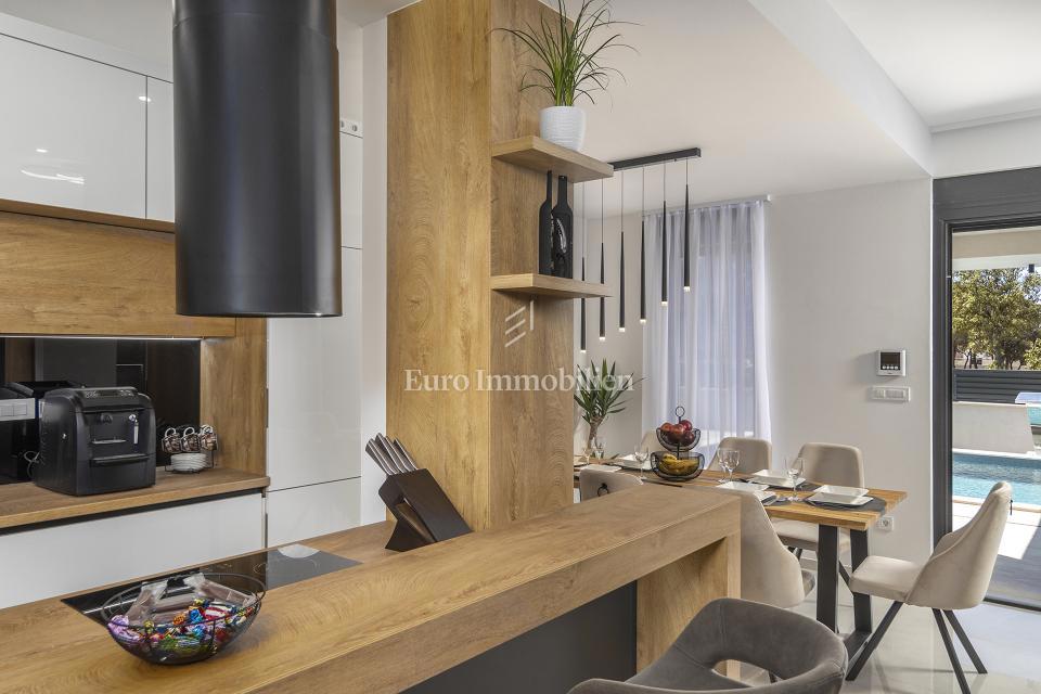 Villa moderna con piscina, a 150 m dal mare - Zaton, Nin