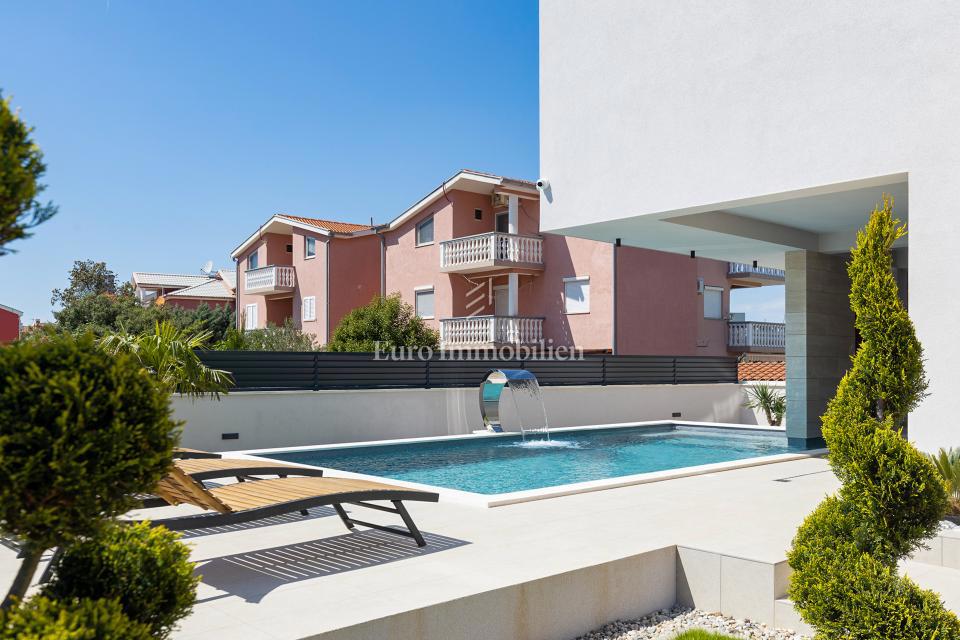 Villa moderna con piscina, a 150 m dal mare - Zaton, Nin