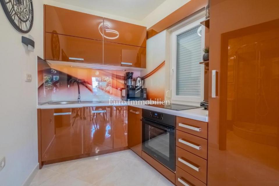 Novi Vinodolski - casa con tre unità abitative