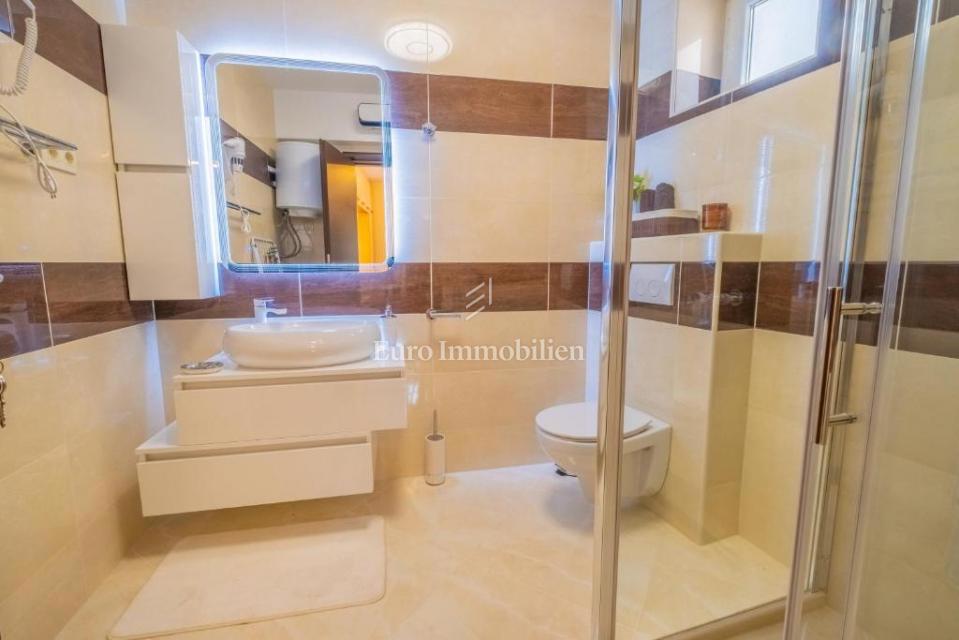 Novi Vinodolski - casa con tre unità abitative