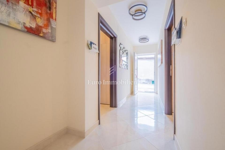 Novi Vinodolski - casa con tre unità abitative