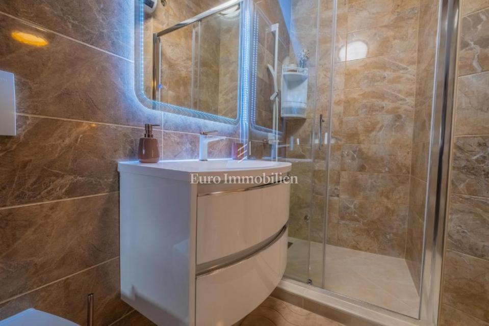 Novi Vinodolski - casa con tre unità abitative