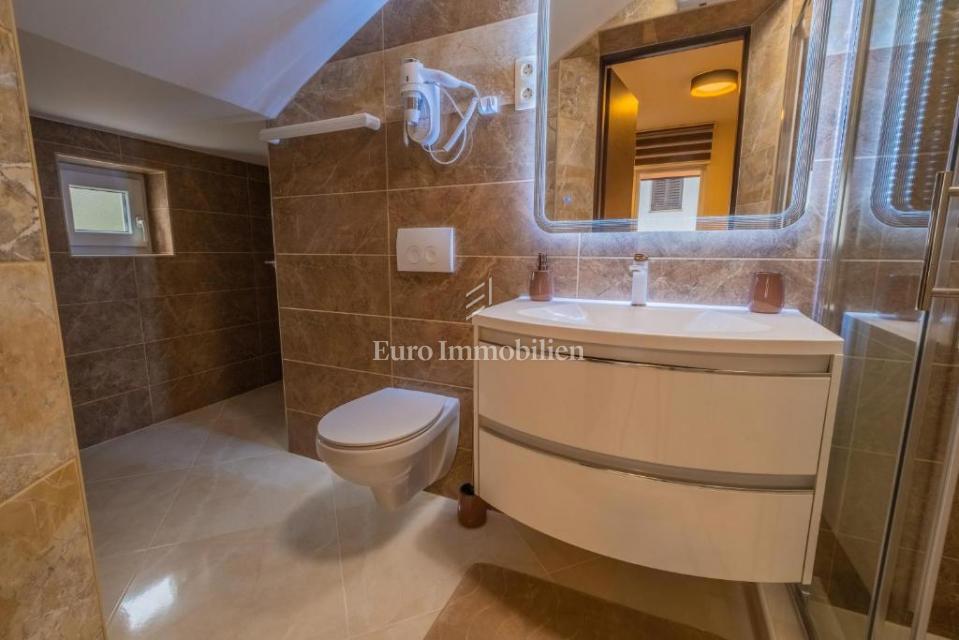 Novi Vinodolski - casa con tre unità abitative