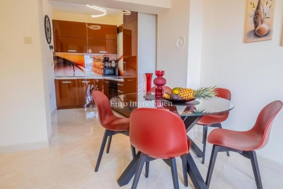 Novi Vinodolski - casa con tre unità abitative