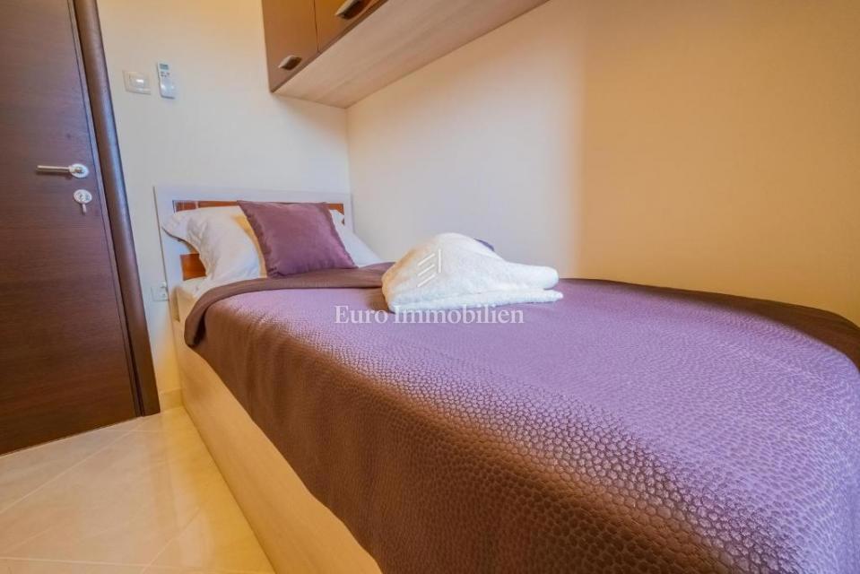 Novi Vinodolski - casa con tre unità abitative