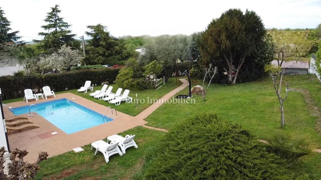 POREČ!!! Appartamento con piscina, a 5 km dal mare