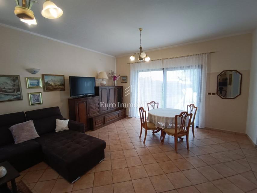 POREČ!!! Appartamento con piscina, a 5 km dal mare