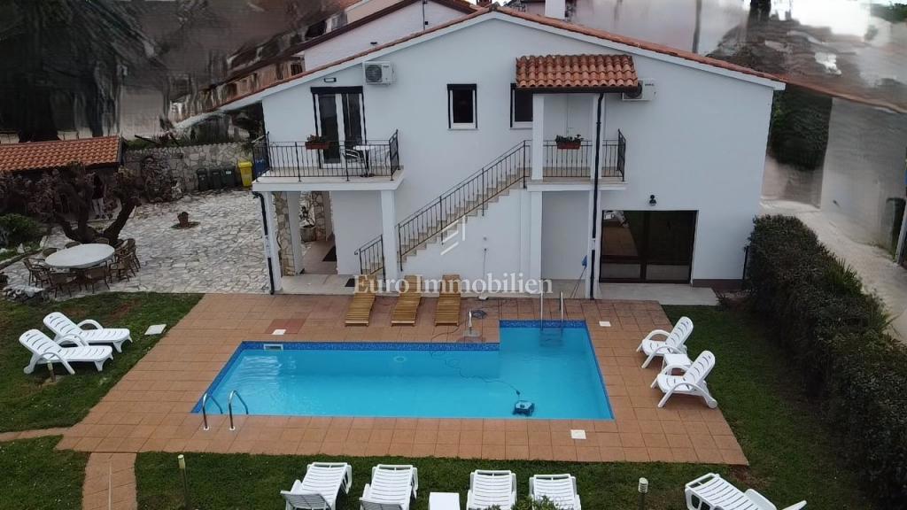 POREČ!!! Appartamento con piscina, a 5 km dal mare