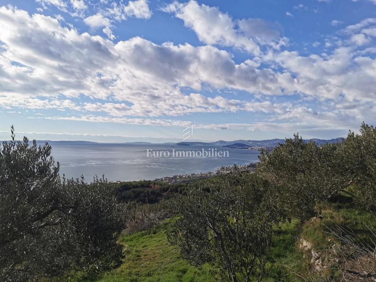 Podstrana near Split, agricultural land with a building permit!