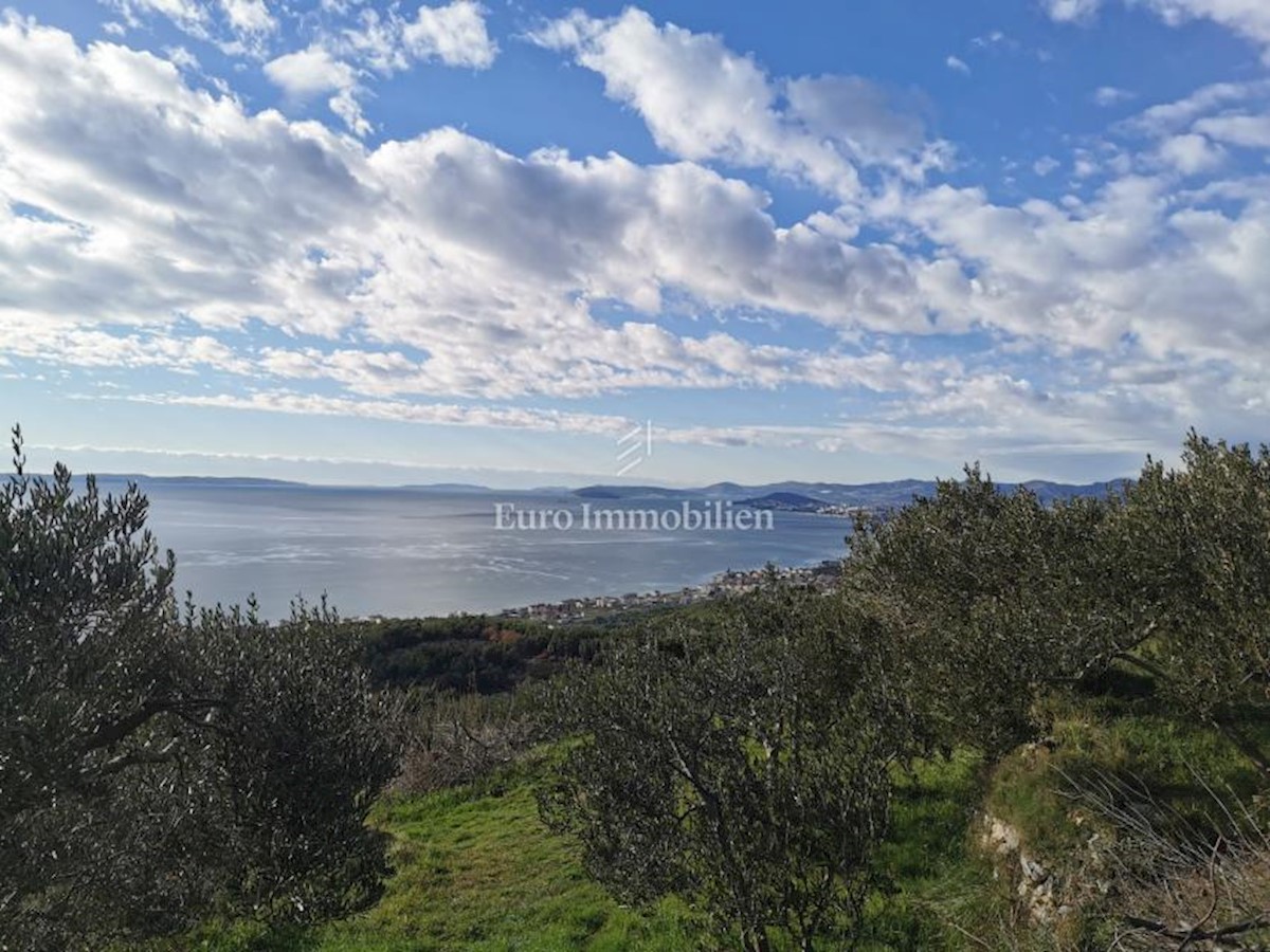 Podstrana near Split, agricultural land with a building permit!