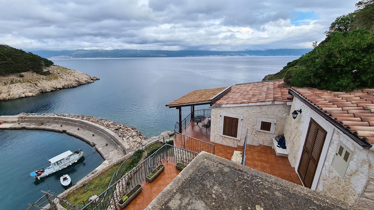 Villa in pietra su scogliera sopra il mare, Vrbnik, isola di Krk