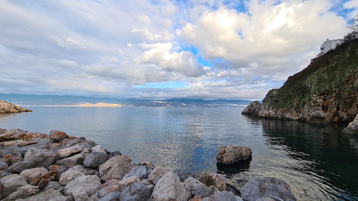 Villa in pietra su scogliera sopra il mare, Vrbnik, isola di Krk