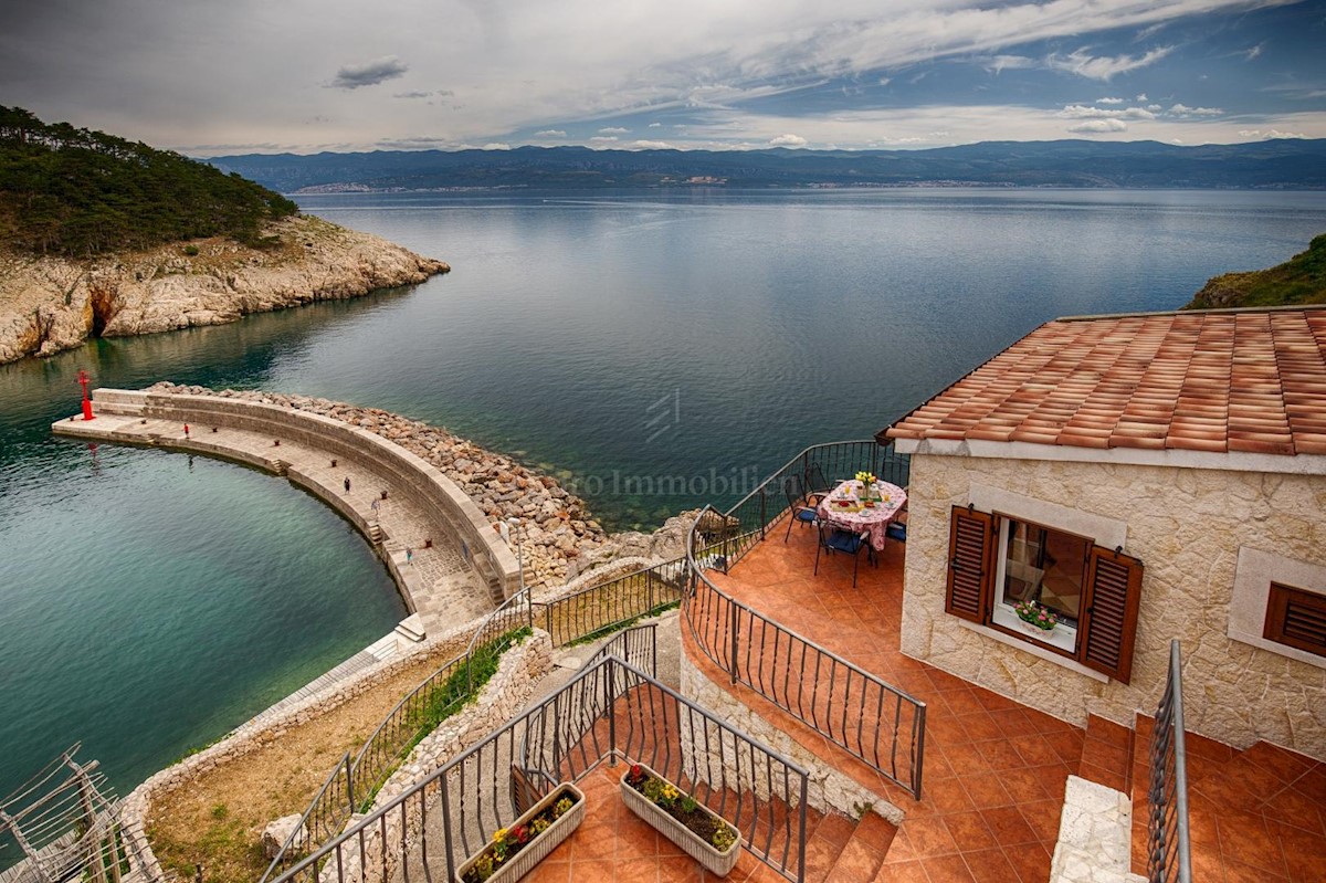 Villa in pietra su scogliera sopra il mare, Vrbnik, isola di Krk