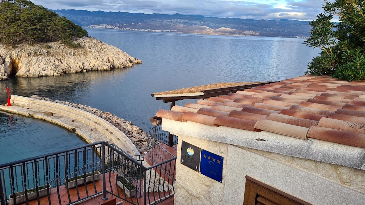 Villa in pietra su scogliera sopra il mare, Vrbnik, isola di Krk