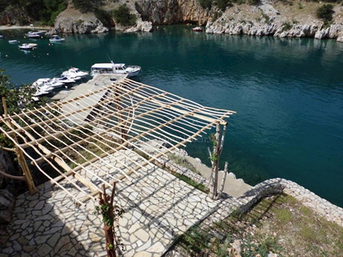 Villa in pietra su scogliera sopra il mare, Vrbnik, isola di Krk