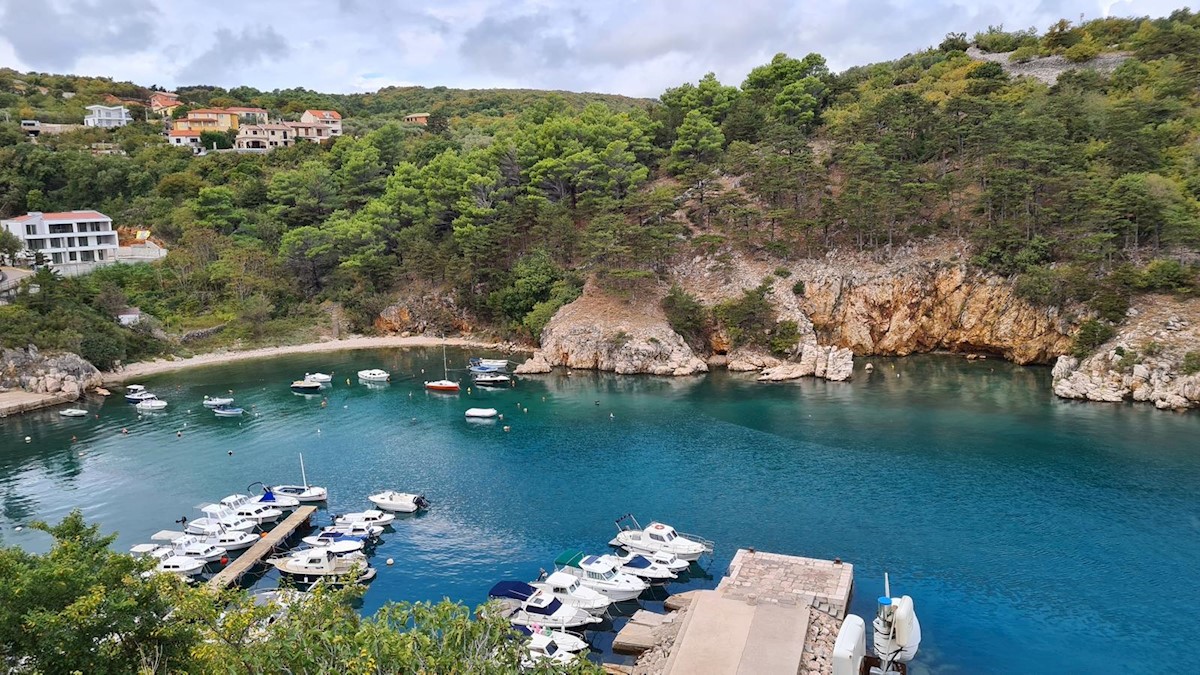 Villa in pietra su scogliera sopra il mare, Vrbnik, isola di Krk