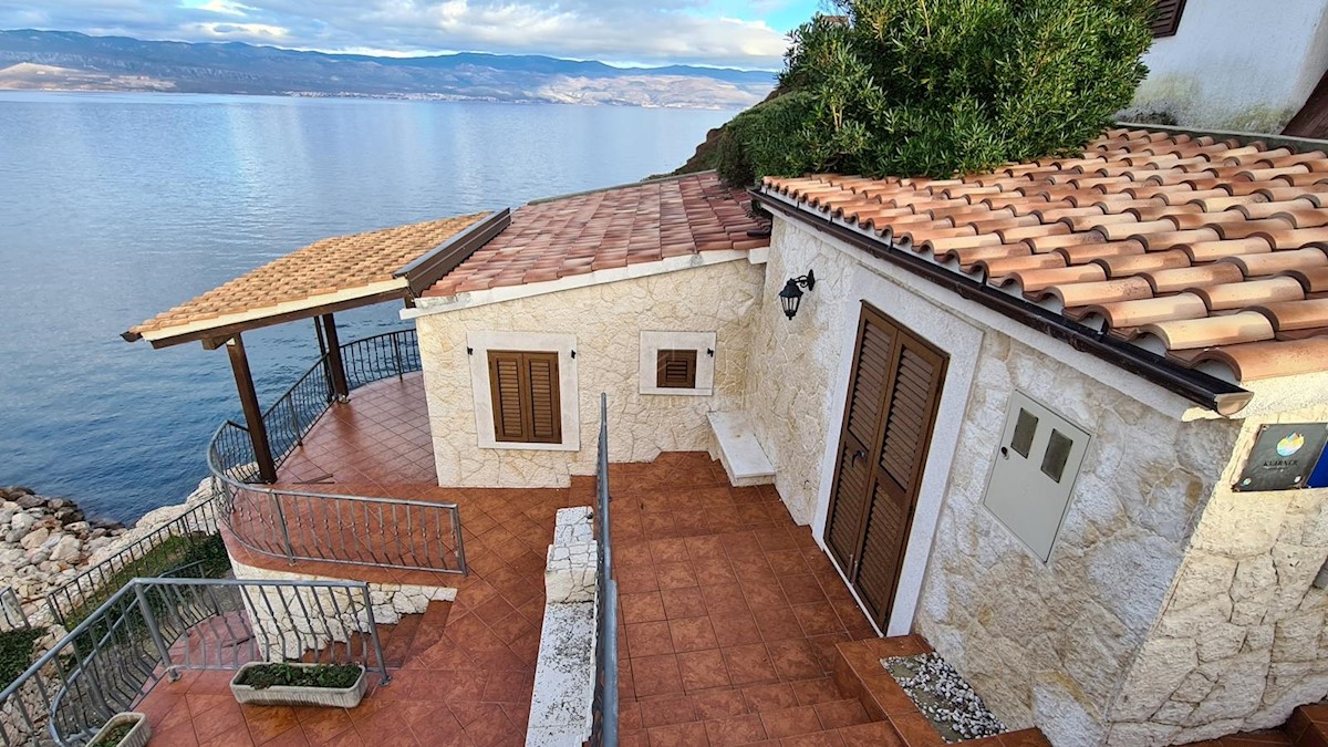 Villa in pietra su scogliera sopra il mare, Vrbnik, isola di Krk