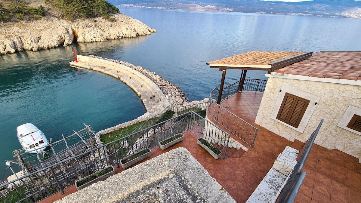 Villa in pietra su scogliera sopra il mare, Vrbnik, isola di Krk