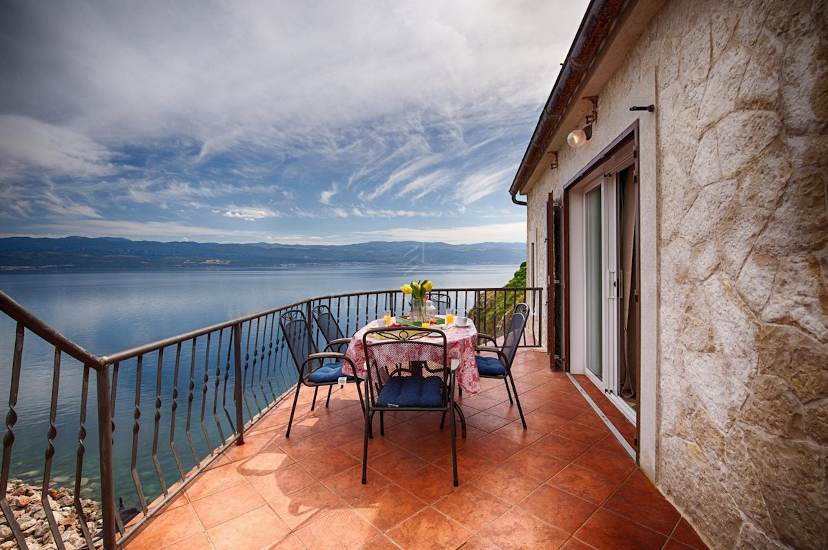 Villa in pietra su scogliera sopra il mare, Vrbnik, isola di Krk