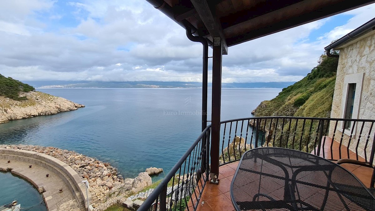 Villa in pietra su scogliera sopra il mare, Vrbnik, isola di Krk