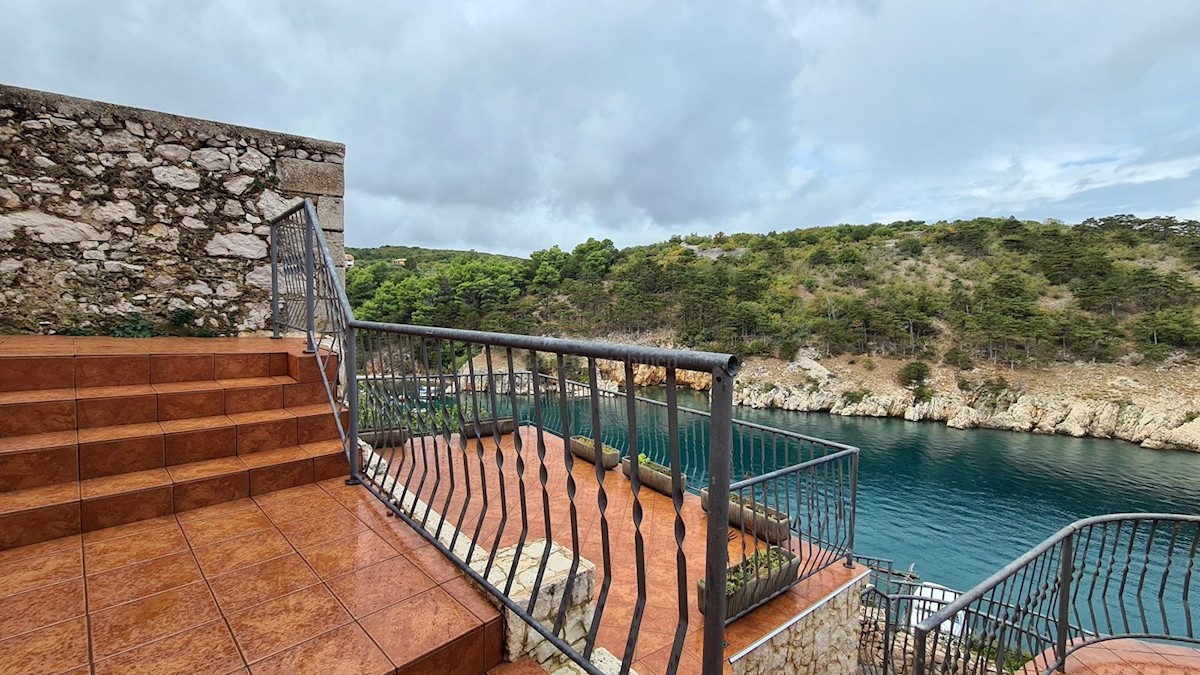 Villa in pietra su scogliera sopra il mare, Vrbnik, isola di Krk