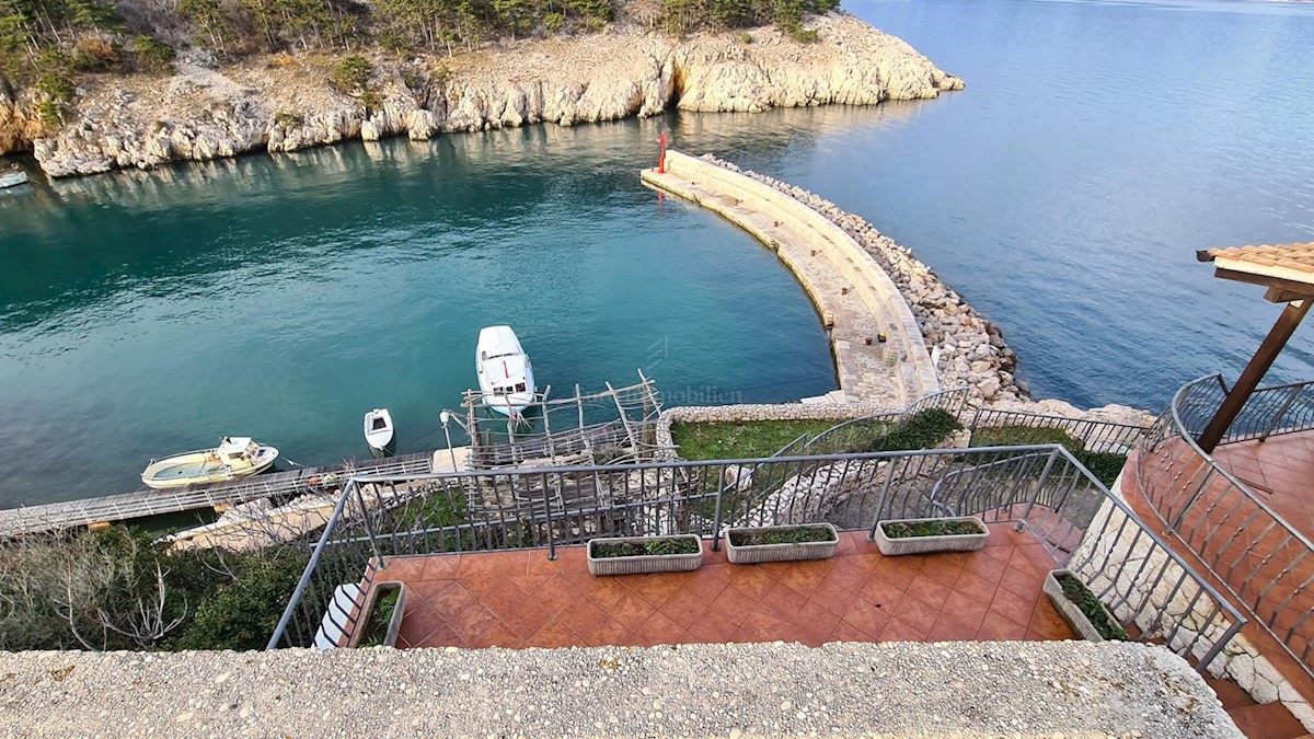 Villa in pietra su scogliera sopra il mare, Vrbnik, isola di Krk